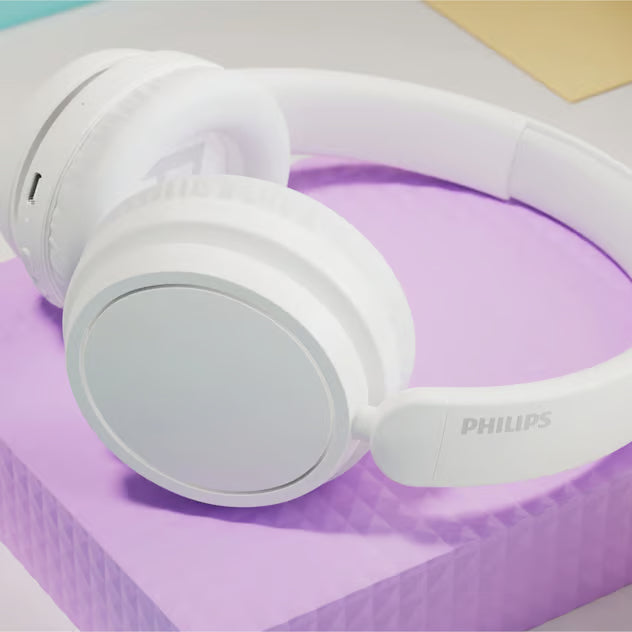 Hvide trådløse over-ear-hovedtelefoner fra Philips 5000-serien med Bluetooth 5.3 og lang batteritid.