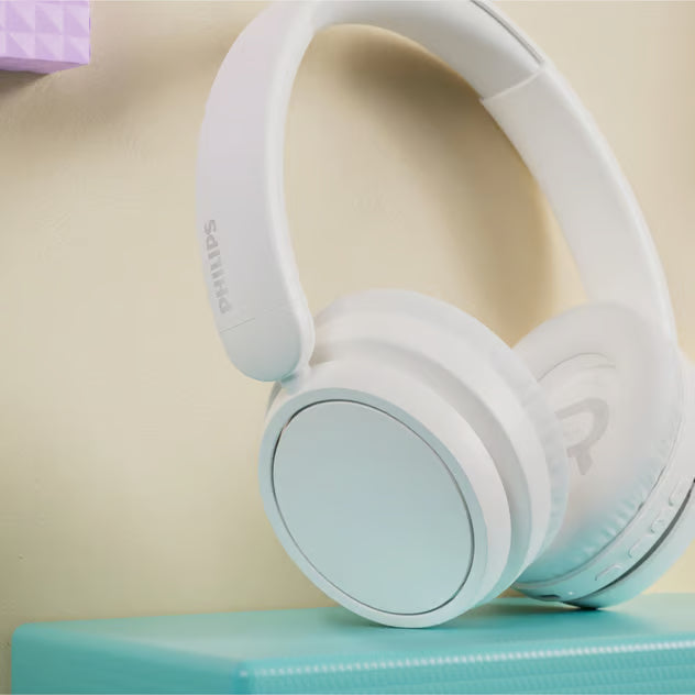 Hvide trådløse over-ear-hovedtelefoner fra Philips 5000-serien med Bluetooth 5.3 og betjening på ørekoppen.