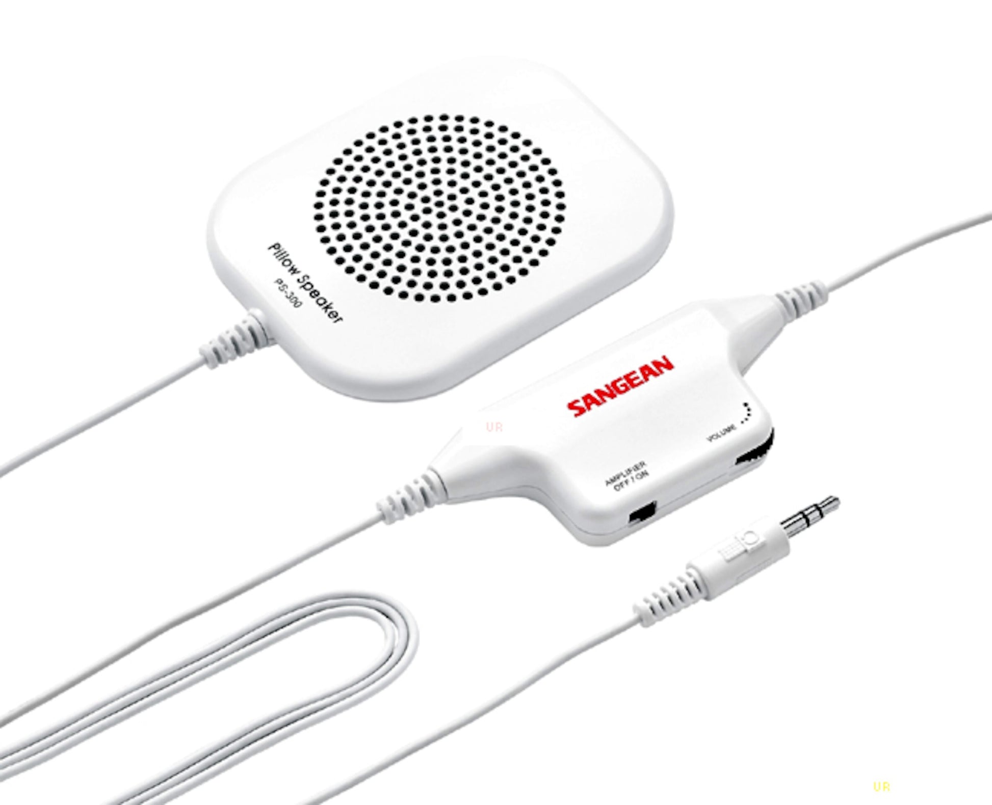 Sangean pudehøjttaler med perforeret front, tilsluttet via ledning til lydadapter og 3,5 mm jackstik.