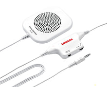 Sangean pudehøjttaler med perforeret front, tilsluttet via ledning til lydadapter og 3,5 mm jackstik.