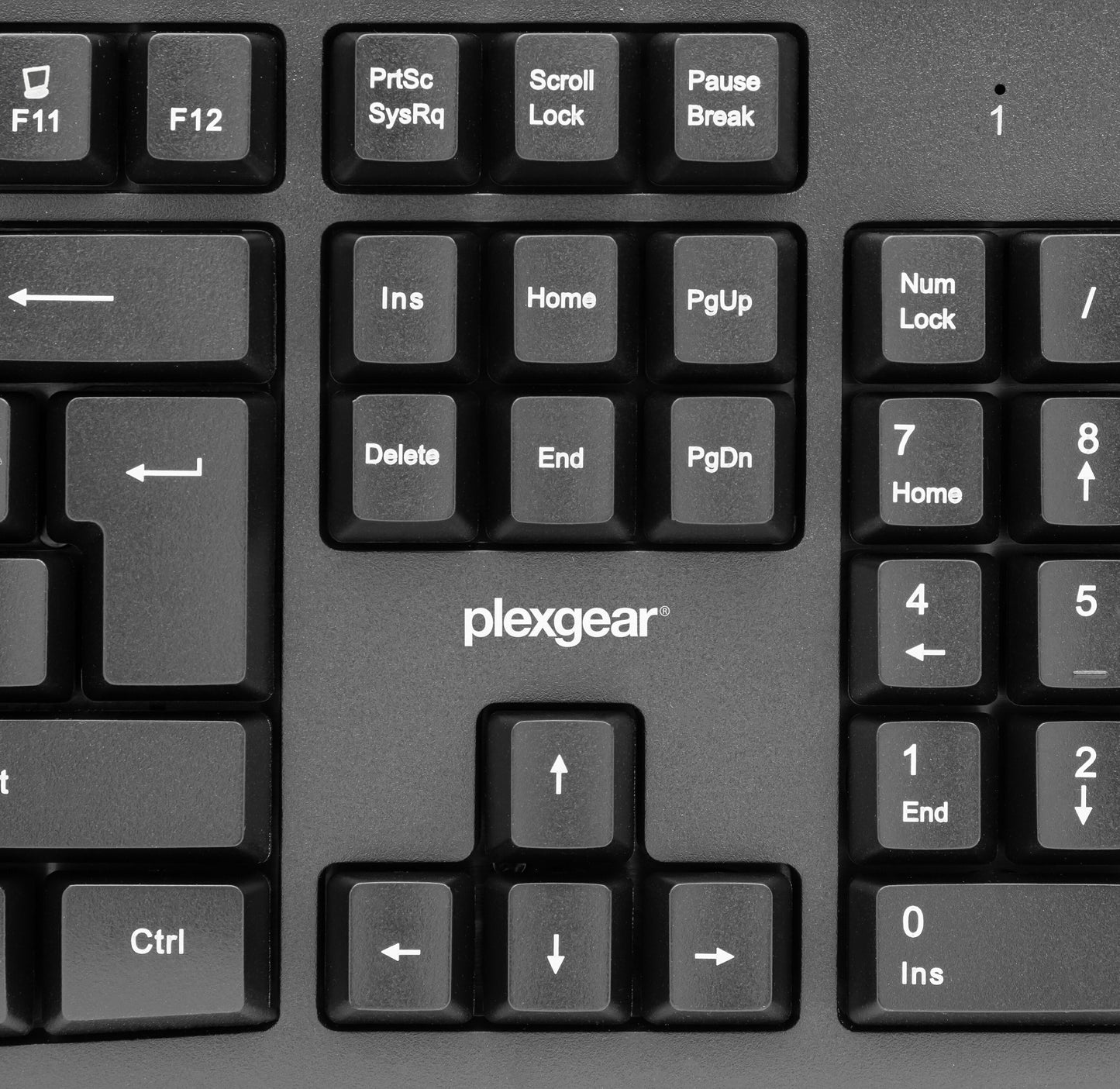 Plexgear MK101 trådbundet tastatur sort, fuld størrelse, navigationstaster, funktionsrække, numerisk tastatur, Plexgear-logo.
