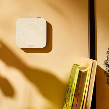Tado° Wired Smart Thermostat X, vægmonteret med temperaturvisning og varmeikon.