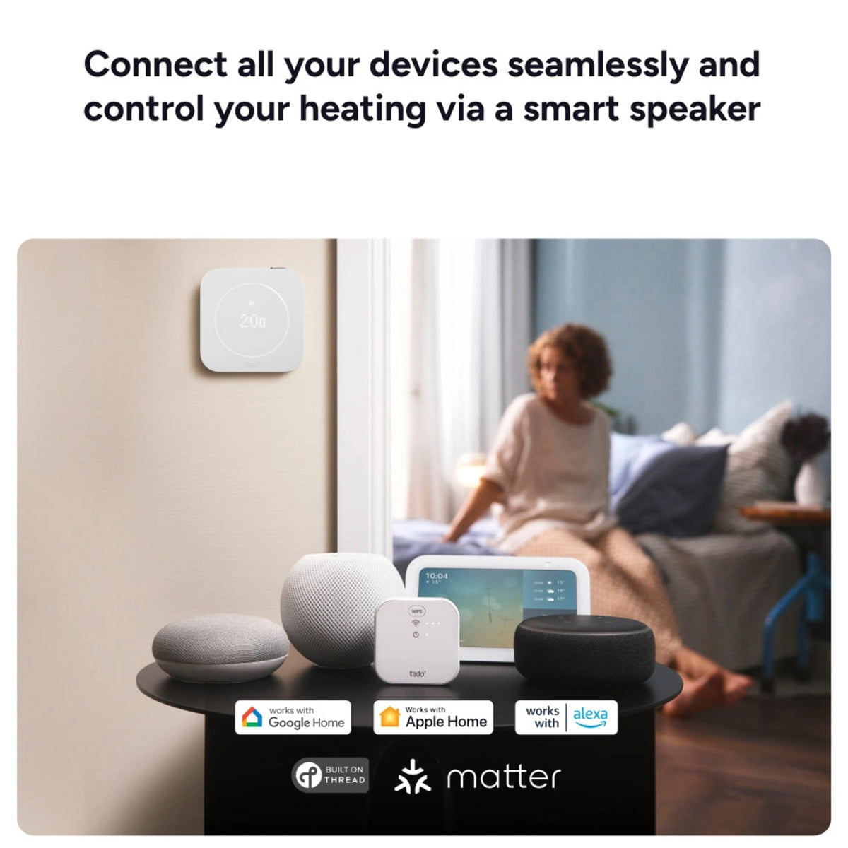 Tado° kablet smart termostat X 2. generation – startpakke med Bridge X monteret på væggen og bridge på bordet sammen med smarte højttalere.