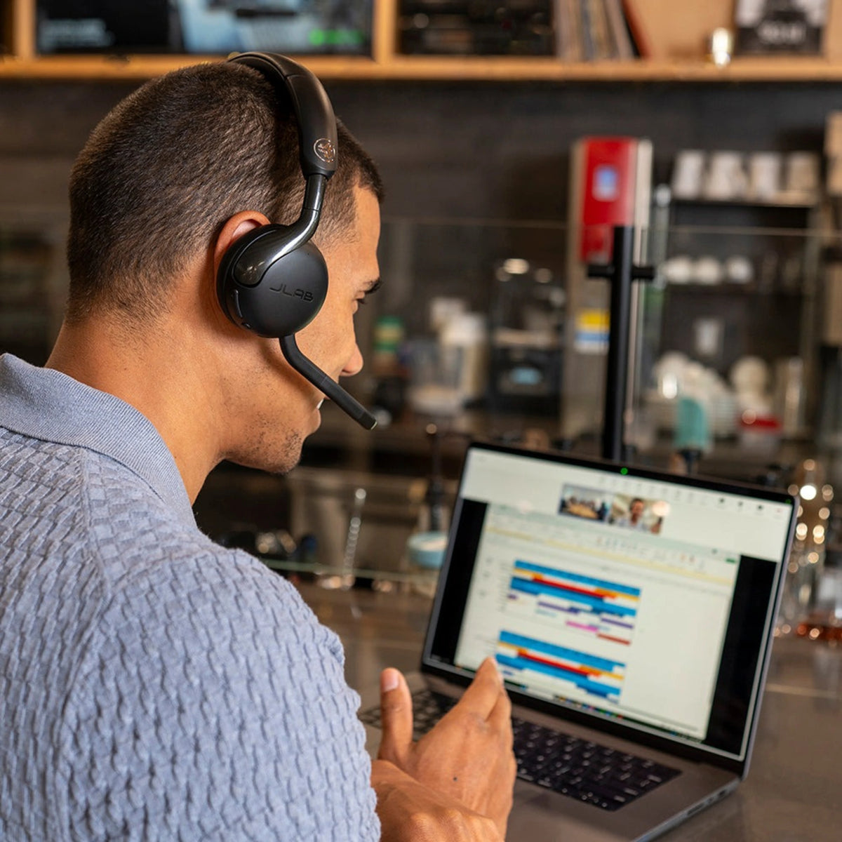 JLab GO Work 3 trådløst on-ear-headset i sort med mikrofonarm til bærbar computer.