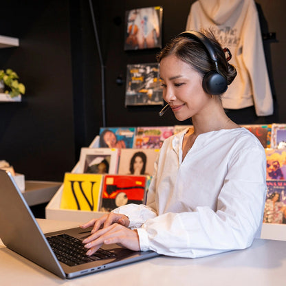 Sort JLab GO Work 3 trådløst on-ear-headset med flip-to-mute-mikrofon til brug med bærbar computer.
