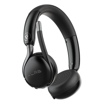 Sort JLab GO Work 3 trådløst on-ear-headset med mikrofonarm, polstrede ørekopper og støjreducerende Bluetooth-teknologi.
