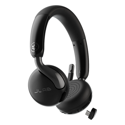 Sort JLab GO Work 3 trådløst on-ear-headset med boom-mikrofon, Bluetooth Multipoint og USB-C-dongle.