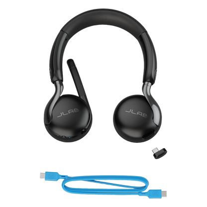Sort JLab GO Work 3 trådløst on-ear-headset med boom-mikrofon, USB-C-dongle og blåt opladerkabel.