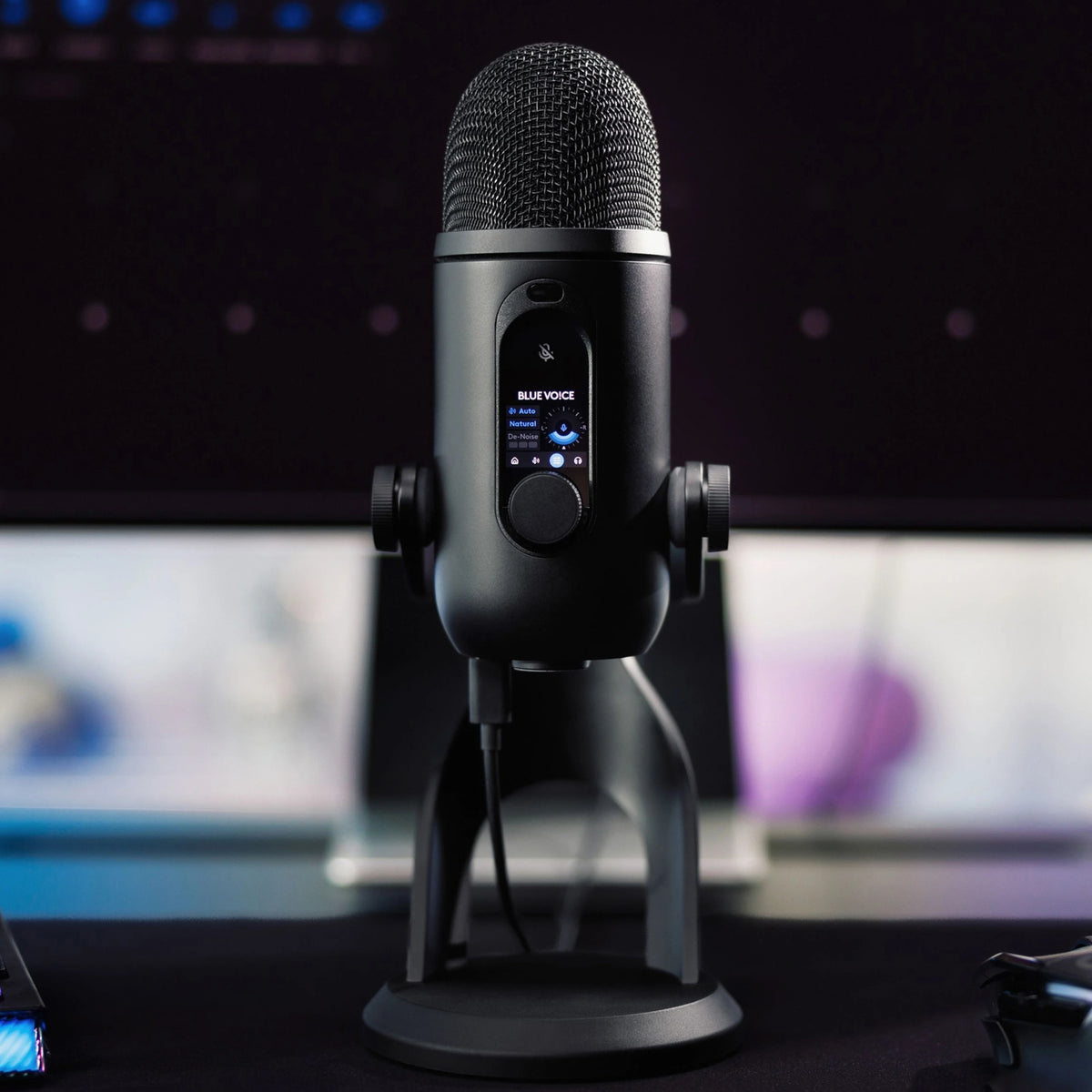 Logitech G Yeti 2 USB-mikrofon i sort med bordstativ, digitalt display til lydindstillinger og AI-støjreduktion.