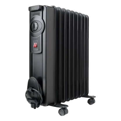 Black+Decker BXRA1500E oliefyldt radiator i sort med termostat, rød afbryder og ledningsoprul i bunden.