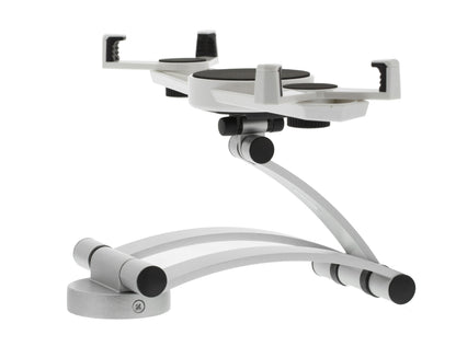 Vægbeslag til tablet 7-10,4", justerbart sølv/sort metal med buede arme, til montering af tablets eller telefoner.