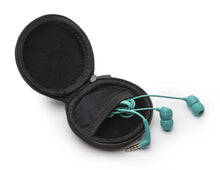 Teal kablede øretelefoner med 3,5 mm jack i rund sort Texgear etui til hovedtelefoner, lynlåsåbning synlig.