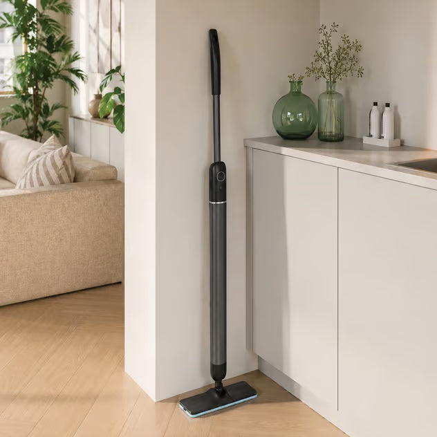 Wilfa Fresh Flow EM-180D – en trådløs elektrisk moppe med slankt håndtag og rektangulært hoved til trægulve.
