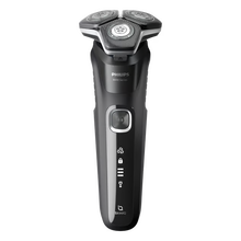 Philips Series 5000 S5898/35 roterende barbermaskine med tre skær, tænd/sluk-knap og SkinIQ-display.