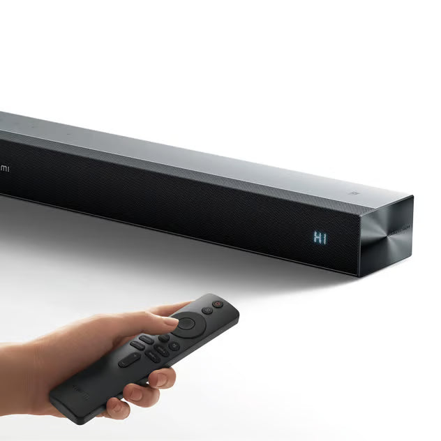 Sort Xiaomi Soundbar Pro 2.0, 84 W, Dolby Audio, HDMI eARC, digitalt display med HI og fjernbetjening med håndtag.