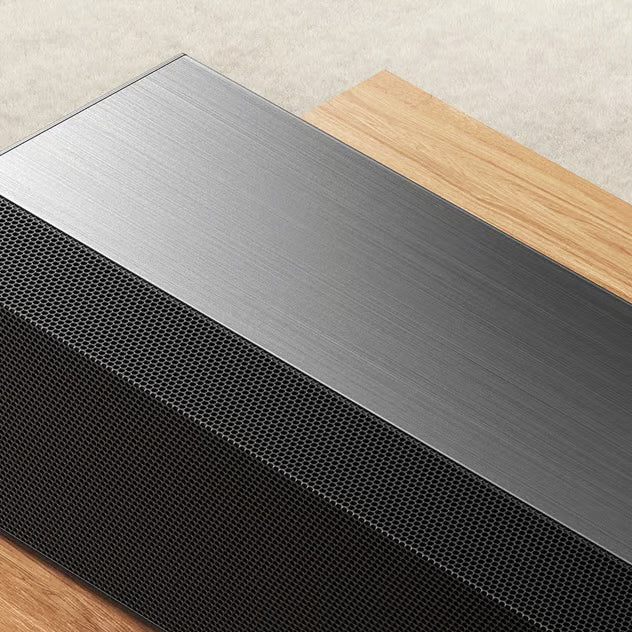 Xiaomi Soundbar Pro 2.0, sort, 84 W, Dolby Audio, HDMI eARC, sort metalgitter, børstet mørkegrå top, nærbillede.