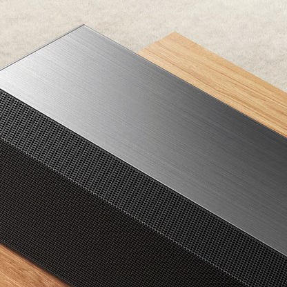 Xiaomi Soundbar Pro 2.0, sort, 84 W, Dolby Audio, HDMI eARC, sort metalgitter, børstet mørkegrå top, nærbillede.