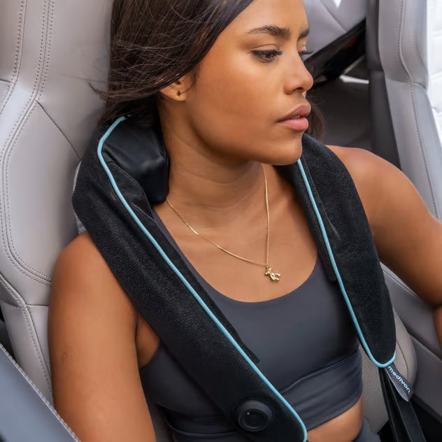 Medivon Motion X trådløs Shiatsu-nakkemassage i sort med lyseblå kant, brugt i bilen.