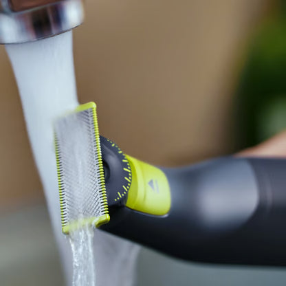 Philips OneBlade Pro 360 QP6542/15-trimmerhovedet skylles under rindende vand.