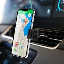 Smartphone i universalholder til mobil og GPS på bilens luftdyse viser digitalt kort, instrumentbræt og infotainmentskærm.
