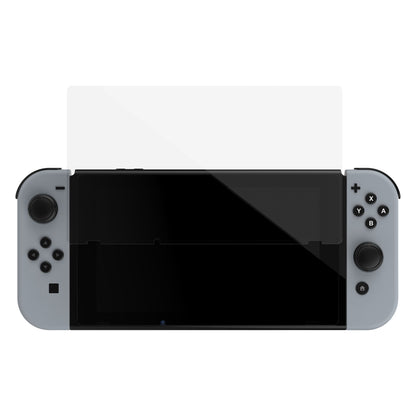 Plexgear skærmbeskyttelse i glas til Nintendo Switch med grå Joy-Con, viser pasform og holdbarhed.