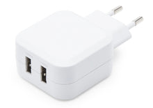 USB-oplader 4,8A med til USB-porte og til runde stik til direkte tilslutning i stikkontakt.