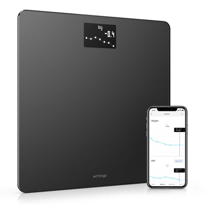Withings Kropsvægt med wifi, sort model, kompakt skærm viser vægt, smartphone med Withings app fremhævet.