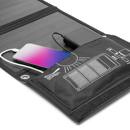 Solcelleoplader 20 W med lomme til telefon og powerbank samt diagram over solpaneler på lommen.