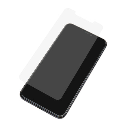 Linocell Elite Extreme hærdet glas skærmbeskyttelse til iPhone Xs Max/11 Pro Max over sort smartphone, vinklet.