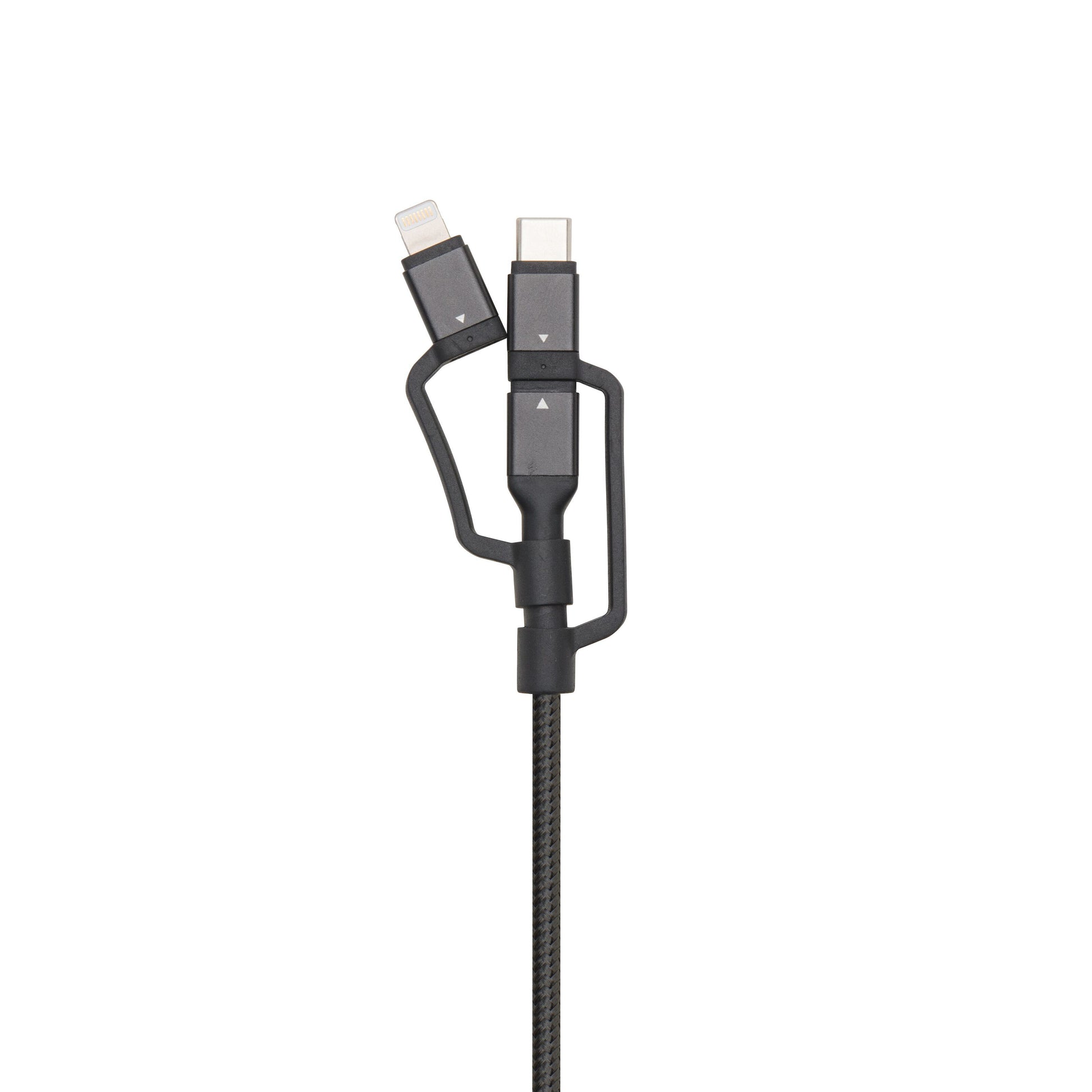 Micro-USB kabel sort flettet med Lightning- og USB-C-adapter til opladning af flere enheder via ét kabel.