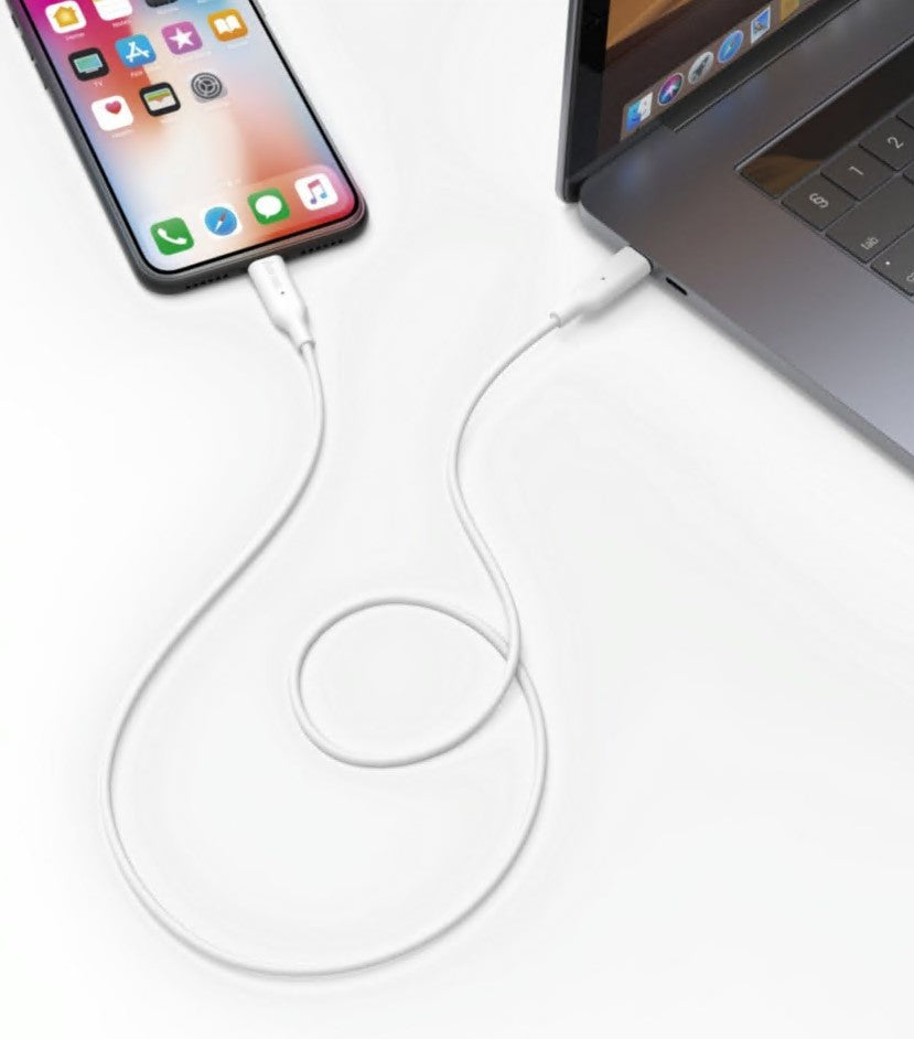 USB-C til Lightning-kabel MFi 1m hvid forbinder smartphone til laptop, appikoner synlige på skærm.