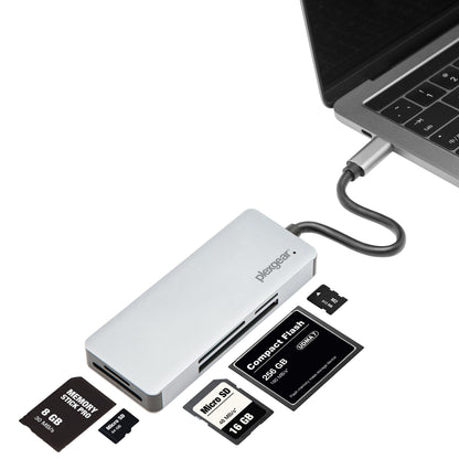 USB-C kortlæser tilsluttet laptop med micro SD, SD og Compact Flash hukommelseskort ved siden af.