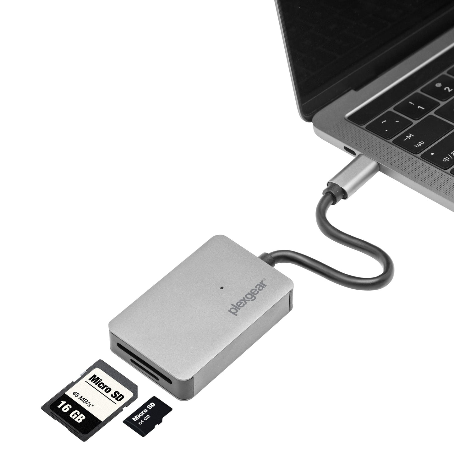Plexgear USB-C UHS II hukommelseskortlæser sølv tilsluttet laptop, 16GB microSD og SD-adapter ved siden af.