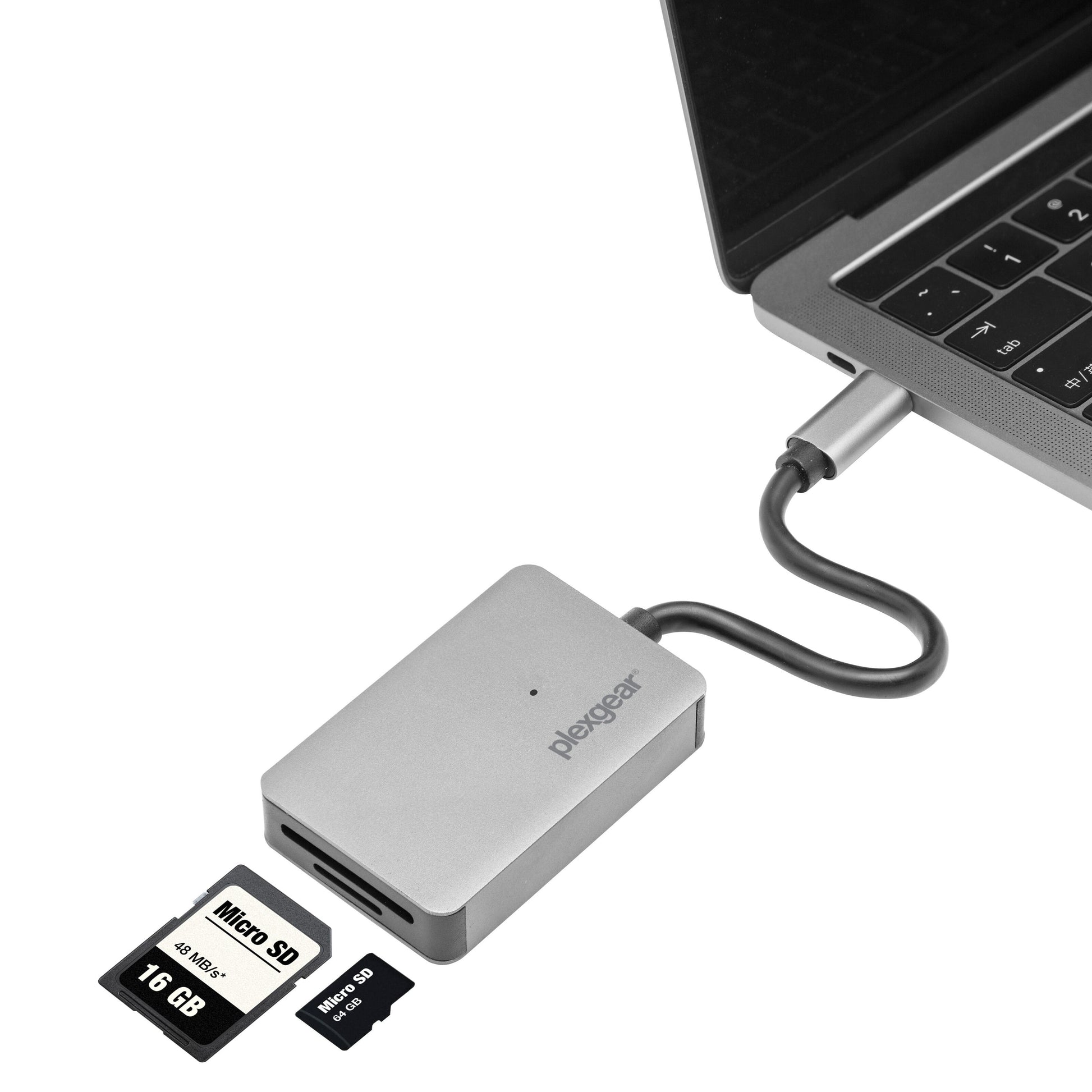 Plexgear USB-C UHS II hukommelseskortlæser sølv tilsluttet laptop, 16GB microSD og SD-adapter ved siden af.