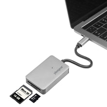 Plexgear USB-C UHS II hukommelseskortlæser sølv tilsluttet laptop, 16GB microSD og SD-adapter ved siden af.