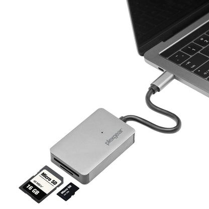 Plexgear USB-C UHS II hukommelseskortlæser sølv tilsluttet laptop, 16GB microSD og SD-adapter ved siden af.