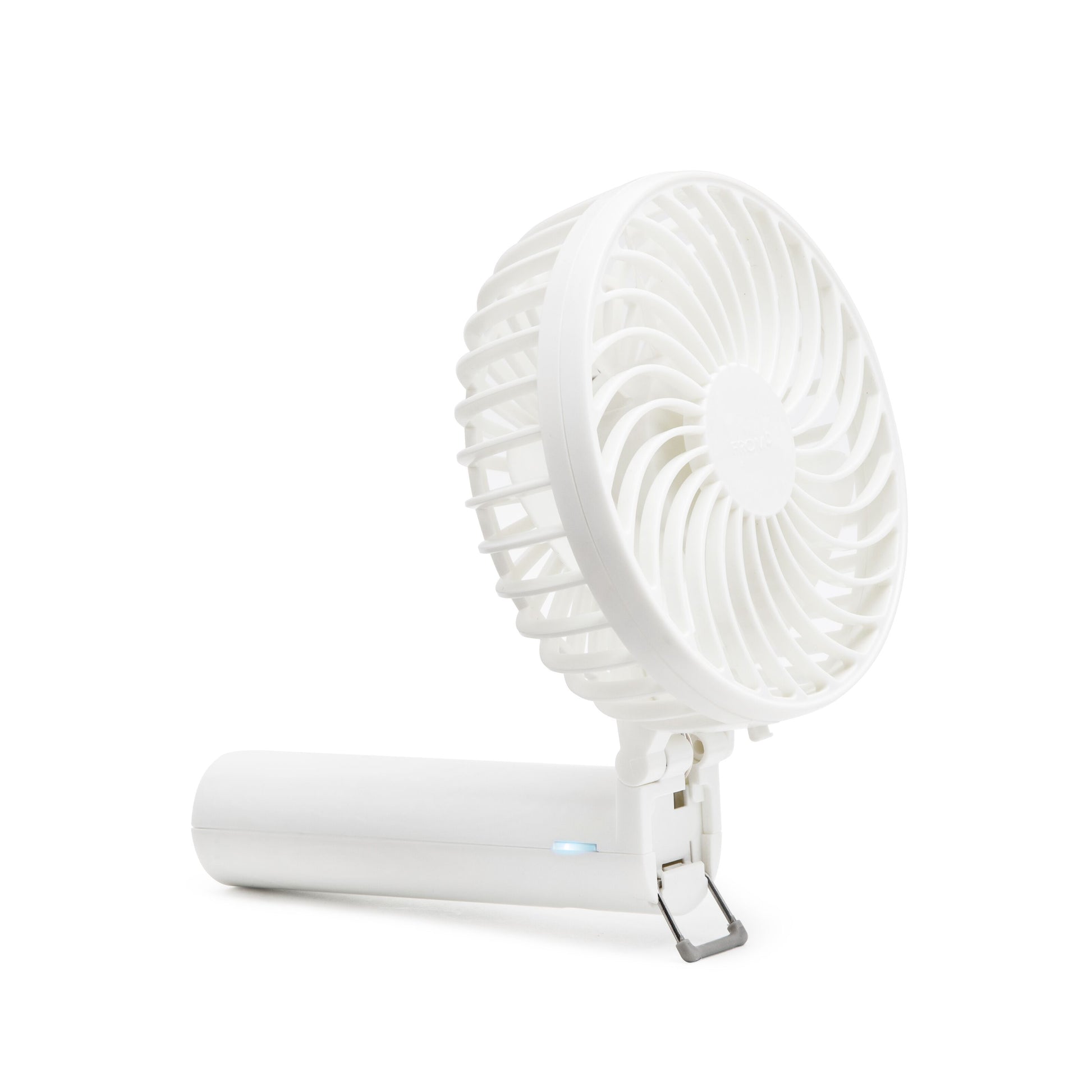 Bærbar ventilator med genopladeligt batteri, cylindrisk håndtag, metalclips, USB-C-port, blåt lys og rundt blæserhoved.