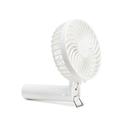 Bærbar ventilator med genopladeligt batteri, cylindrisk håndtag, metalclips, USB-C-port, blåt lys og rundt blæserhoved.
