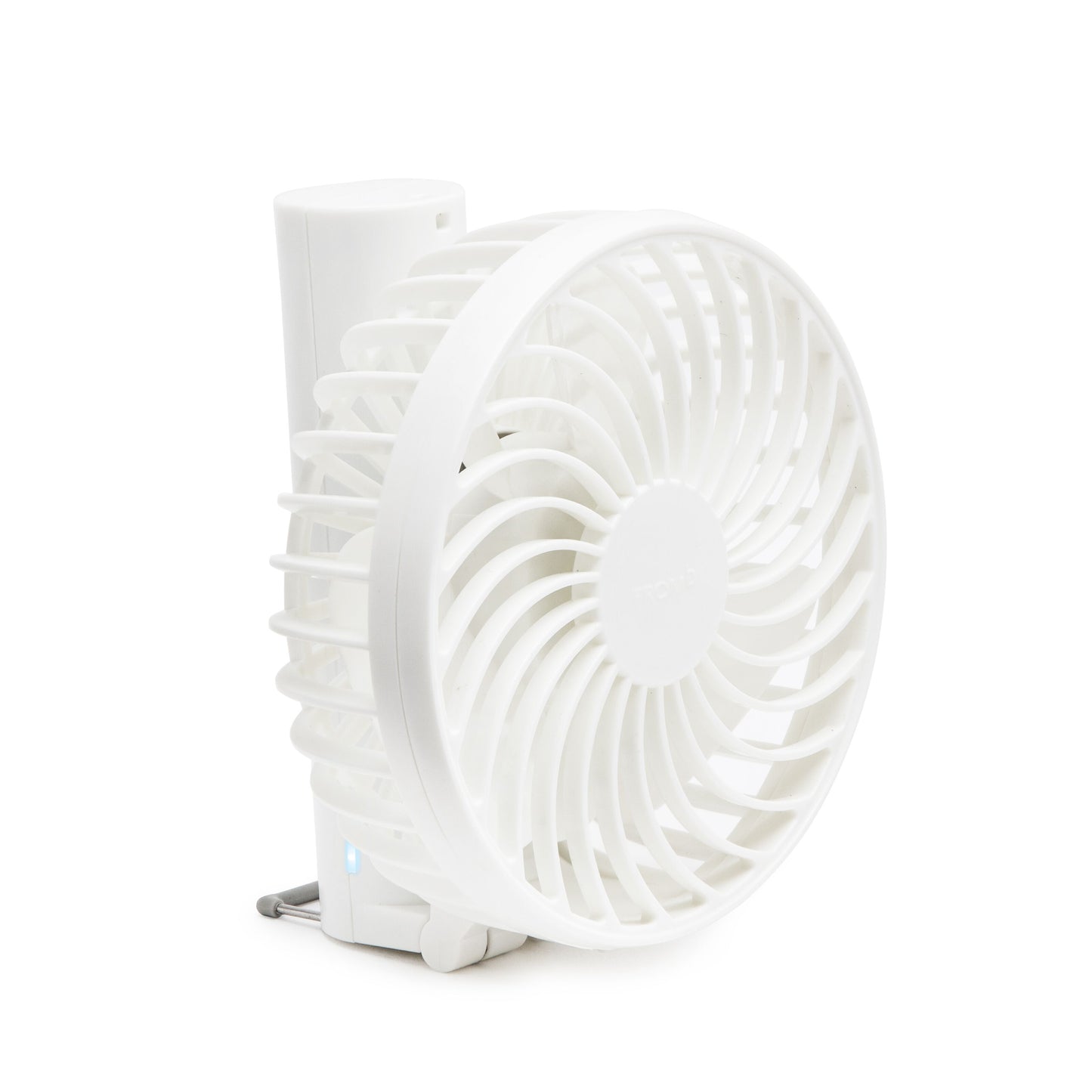 Rubicson bærbar ventilator hvid med rundt frontgitter, genopladeligt batteri og USB-C-opladning.