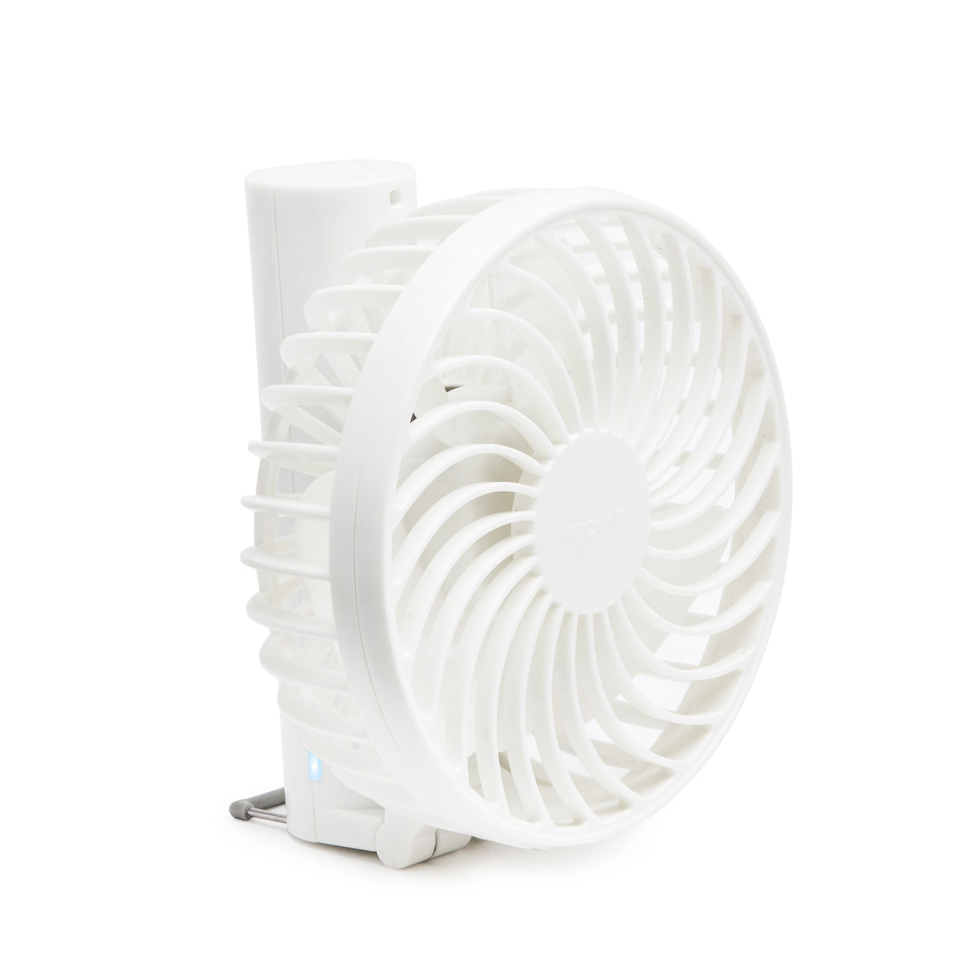 Rubicson bærbar ventilator hvid med rundt frontgitter, genopladeligt batteri og USB-C-opladning.