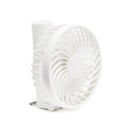 Rubicson bærbar ventilator hvid med rundt frontgitter, genopladeligt batteri og USB-C-opladning.