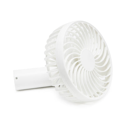Bærbar ventilator, hvid, genopladeligt batteri, USB-C-opladning, cirkulært ventildesign, kan ligge på siden.