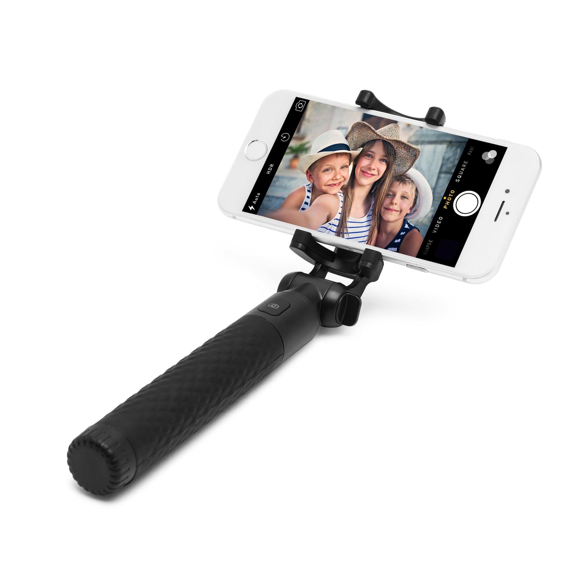 Linocell selfiestang med Bluetooth-udløser holder smartphone, skærm viser tre børn i sommerhatte.