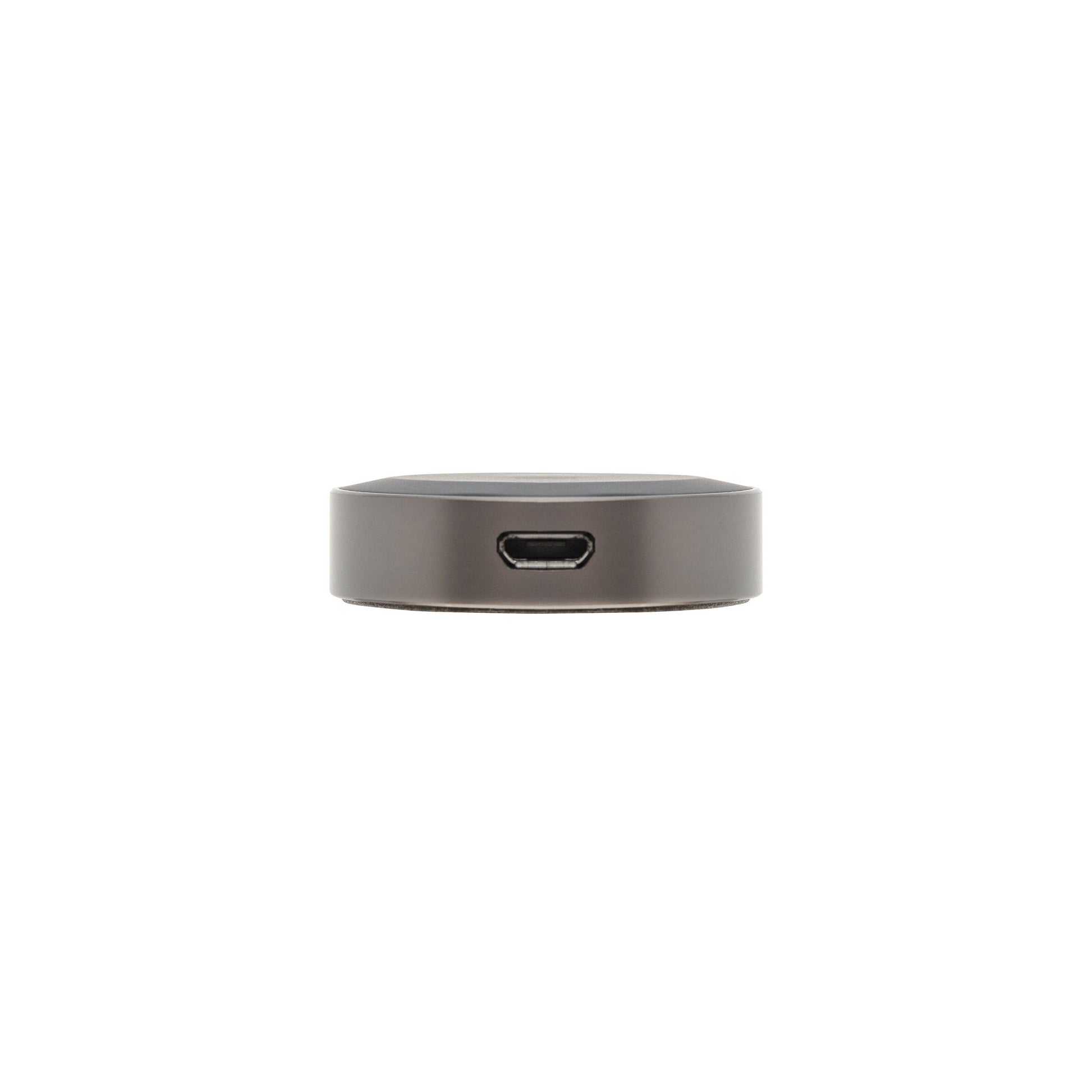 Bluetooth-modtager og håndfri, sort, rund, USB-C port foran, 3,5 mm AUX-indgang synlig fra siden.