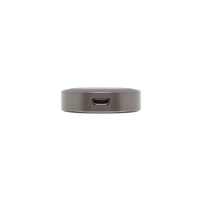 Bluetooth-modtager og håndfri, sort, rund, USB-C port foran, 3,5 mm AUX-indgang synlig fra siden.