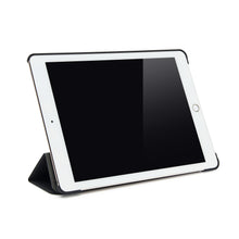 IPad 9 hvid med sort skærm i Linocell tredelt cover til iPad 9,7-serien sort, vises vandret.