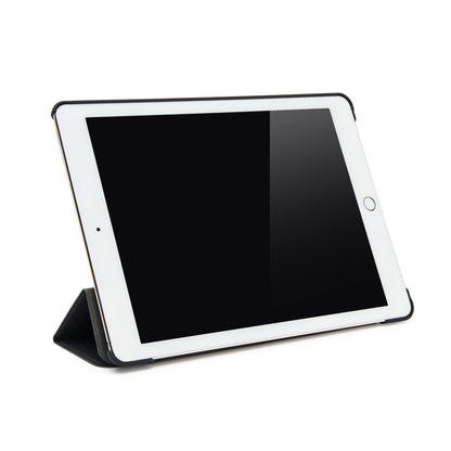 IPad 9 hvid med sort skærm i Linocell tredelt cover til iPad 9,7-serien sort, vises vandret.
