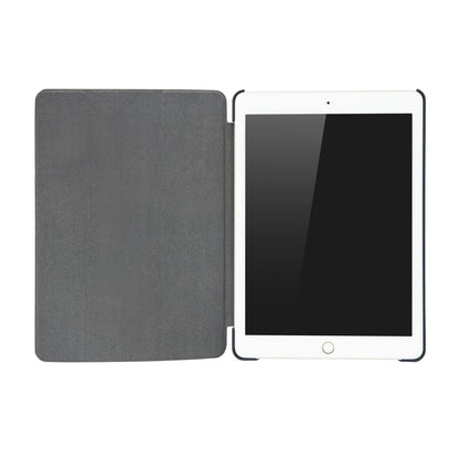 IPad 9,7" hvid med sort skærm i sort tredelt cover til iPad 9,7"-serien, vises åben og fladt.