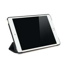 IPad Mini 5 i landscape med skærmen slukket, hjemknap til højre i tre-lags sort etui til iPad Mini 4 og 5.