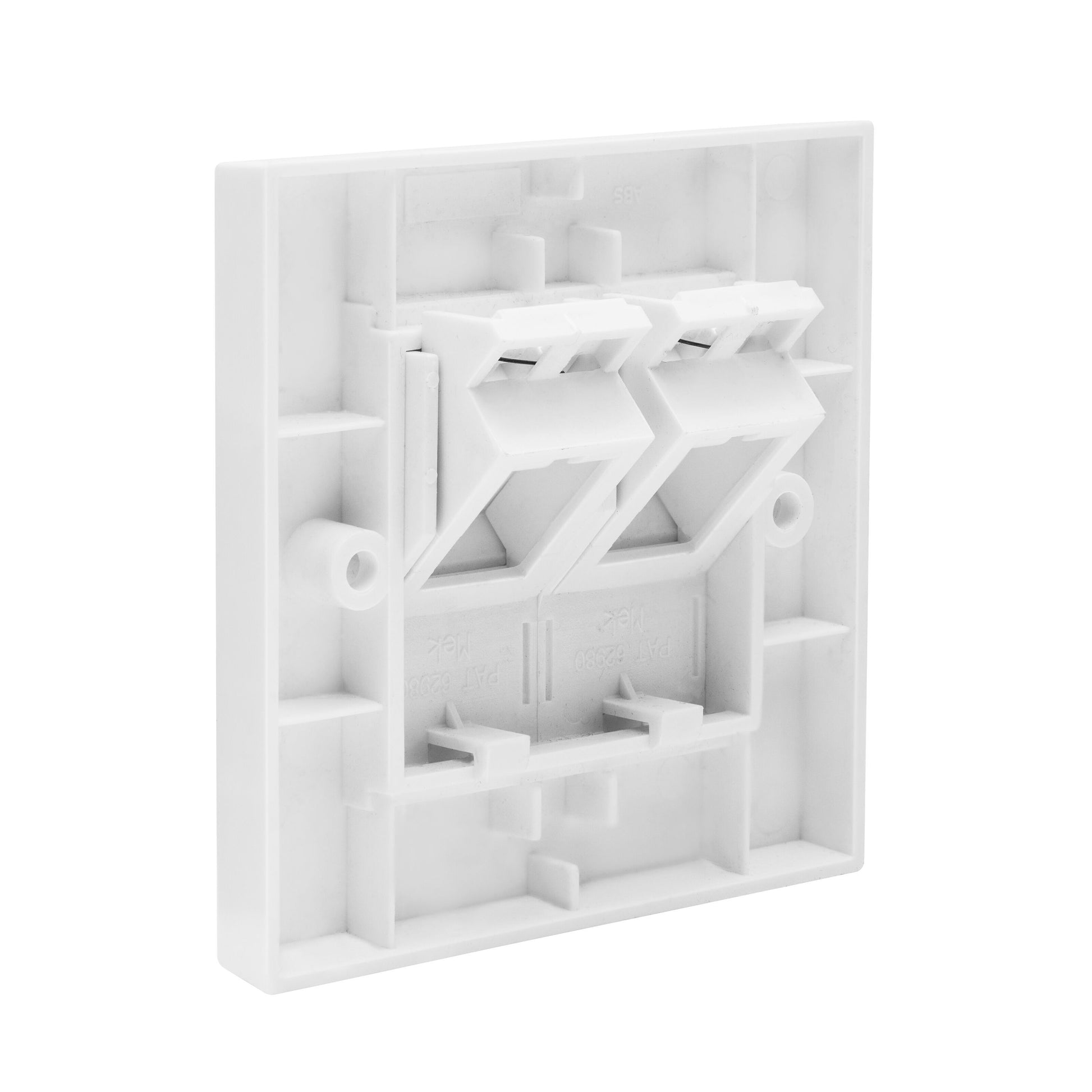 Keystone vægudtag vinklet, hvid plast, synlige interne monteringsbeslag og clips, set bagfra.